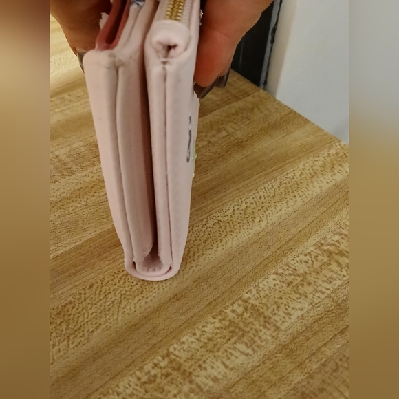 Betsey Johnson NWT Compact Gummy Bear Wallet W/Chain - Picture 4 of 7